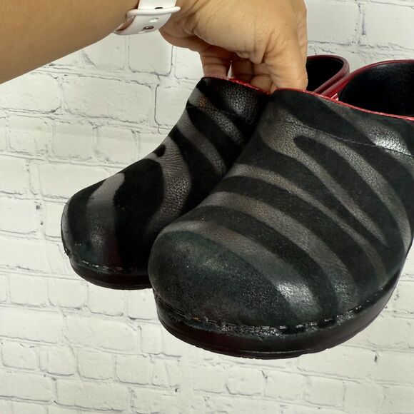 Sanita Clog Women Size 8.5-9 US 39 EU Black Red Zabra Slip On Comfort Nurse Shoe - Picture 13 of 13